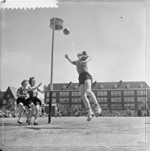 Amsterdam Prints: Anefo photo collection. Competition around the korfball championship of the Netherlands Rhoda becomes a weakness