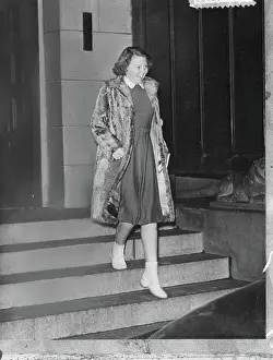 Anefo photo collection. The crown princess leaves royal palace on the dam surroundings away. January 21, 1952