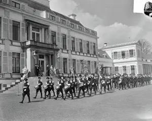 Police Prints: Anefo photo collection. Defile Police music corps for Queen Juliana