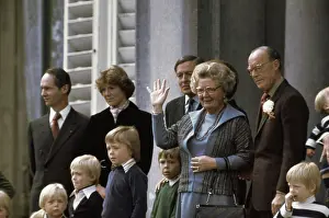 Utrecht Prints: Anefo photo collection. Defile Soestdijk 1976; Koninign Juliana Wuift public