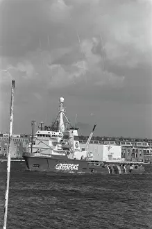Departure Prints: Anefo photo collection. Departure Greenpeacechip 'Gondwana' Zuidpool
