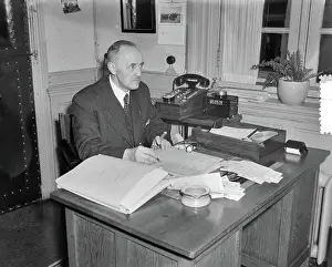 Keeper Prints: Anefo photo collection. Dr. Beel receives room keeper. July 28, 1952