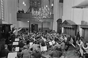Bergen Prints: Anefo photo collection. Dutch Student Orchestra in Ruinekerk in Bergen