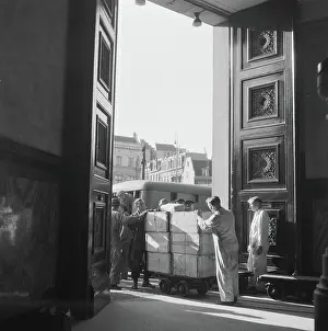Amsterdam Prints: Anefo photo collection. Finance: New Money Dutch Bank