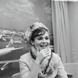 Noord Prints: Anefo photo collection. Gila Golan (Polish movie star) at Schiphol
