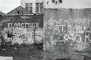 Walls Prints: Anefo photo collection. Graffiti on walls of squat in Amsterdamse Sarphatistraat