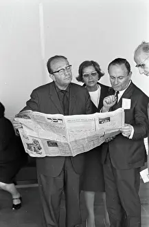Collection Prints: Anefo photo collection. The Israeli ambassador Katriel Katz and his wife depart from Schiphol