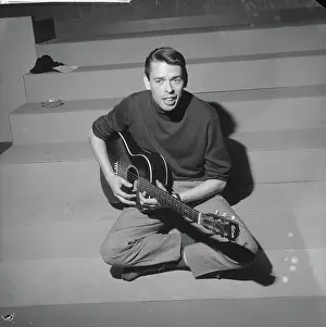 Jacques Prints: Anefo photo collection. Jacques Brel in TV program Domino. March 21, 1962