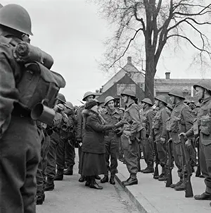 Shock Prints: Anefo photo collection. Journey from Queen Wilhelmina by liberated southern Netherlands (Zeeland)