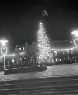 Rotterdam Prints: Anefo photo collection. The Norwegian Christmas tree on the Raadhuisplein in Rotterdam