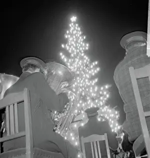 Rotterdam Prints: Anefo photo collection. Norwegian Christmas tree in Rotterdam