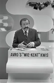 January Prints: Anefo photo collection. Peter Knegjens presents the AVRO television quiz 'Who-Kent Kwis'