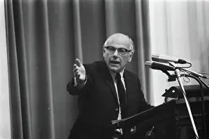 Crisis Prints: Anefo photo collection. Prime Minister Biesheuvel explains a second room about government crisis