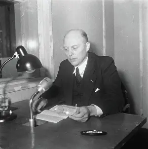 Radio Prints: Anefo photo collection. Prime Minister Schermerhorn for the radio microphone. October 1945
