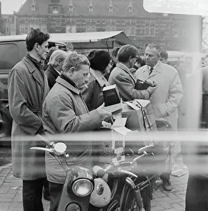 Amsterdam Prints: Anefo photo collection. Public in Waterlooplein