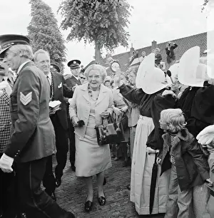 Takes Prints: Anefo photo collection. Queen Juliana visits the Gooi