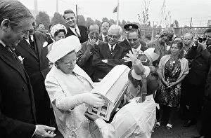 Caravan Prints: Anefo photo collection. Queen Juliana visits a regional caravan center in Utrecht