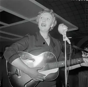 Singing Prints: Anefo photo collection. Singing housewife 1957