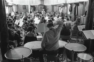Sticks Prints: Anefo photo collection. Student orchestra practices in church of Bergen