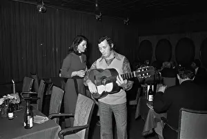Motor Prints: Anefo photo collection. Troubadour in Esso Motor Hotel