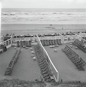 Noord Prints: Anefo photo collection. Unpleasant weather on the beach of Zandvoort Empty beach chairs