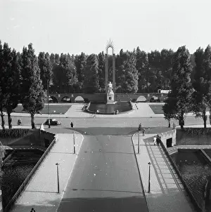 Amsterdam Prints: Anefo photo collection. Van Heutsz monument in Amsterdam (1945)