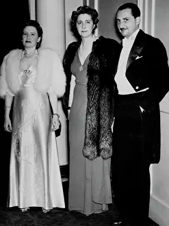 1939 Prints: Arch Duke And Duchess see Vienna in play -- The Archduke and Archduchess arriving at the Theatre