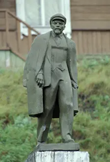 Image Exclusive Prints: Asia, Russia, Provideniya. Statue of Lenin