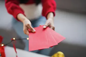 Dekoration Prints: Asiatische Frau gibt roten Umschlag für Lunar New Year Feiern