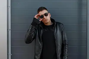 Denim Prints: Attraktiver junger Hipster-Mann mit Sonnenbrille