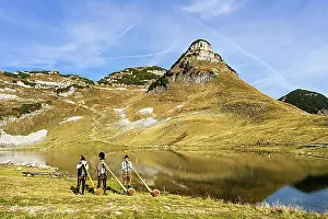 Salzkammergut Prints: The Austrian alphorn trio Klangholz plays the alphorn at the Augstsee on Mount Loser