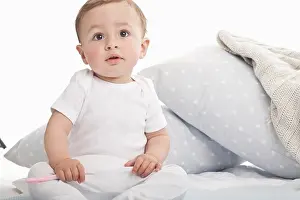 Trusts Prints: Baby sitting on couch