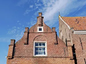 Denkmal Prints: Backsteingiebel eines historischen Hauses am Weezenland in der Altstadt von Monnickendam