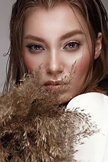 Naturalness Prints: Beautiful woman with classic nude make-up