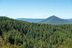 Draussen Prints: Blick von einem Berg in das weite Tal gegen einen leicht bewölkten Himmel View from a mountain into the wide valley