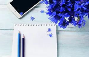 Notes Prints: Blumenstrauß aus frischen Kornblumen auf einem hellen Holztisch Hintergrund