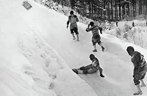 Good Prints: Bobsleigh, four-man bobsleigh, the Deutschland II bobsleigh makes its own way