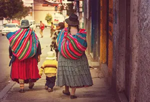 Stadt Prints: Bolivian people in La Paz Street in La Paz