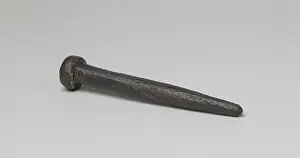 Boutdrevel with one pointed end and a round button