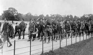 Guards Prints: British regular army: Coldstream Guards in field uniform carrying rifles and kitbags