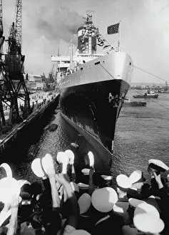Merchant Shipping Prints: British Warship Crew Hail The Record-Breaker -- Cheering ***** of H