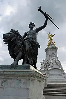 Exterior Photograph Prints: Bronze statue of a man and a lion and tourists in front of Buckingham Palace