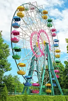 Hohe Prints: Buntes Riesenrad im Stadtpark. Colorful ferris wheel in the city park