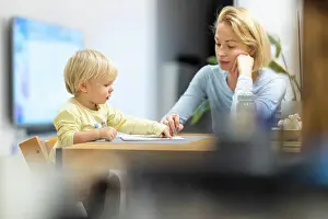 Parenting Prints: Caring junge kaukasische Mutter und kleinen Sohn Zeichnung Malerei in Notebook zu Hause zusammen