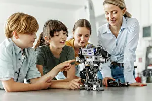 Institution Prints: Children learning robotics in Elementary school