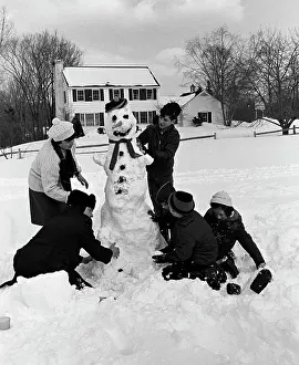 Snowman Prints: Children making snowman