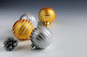 Decorations Prints: Christmas arrangement with glass bauble ornaments and pine cones