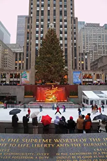 Large Group Prints: Christmas tree in front of the Rockefeller Centre building on Fifth Avenue