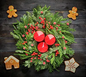 Dekoration Prints: Christmas wreath and candles on wooden background Christmas wreath