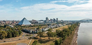 Besichtigung Prints: City skyline of Memphis in Tennessee with low water Panoramic view of Memphis Tennessee cityscape with low water levels